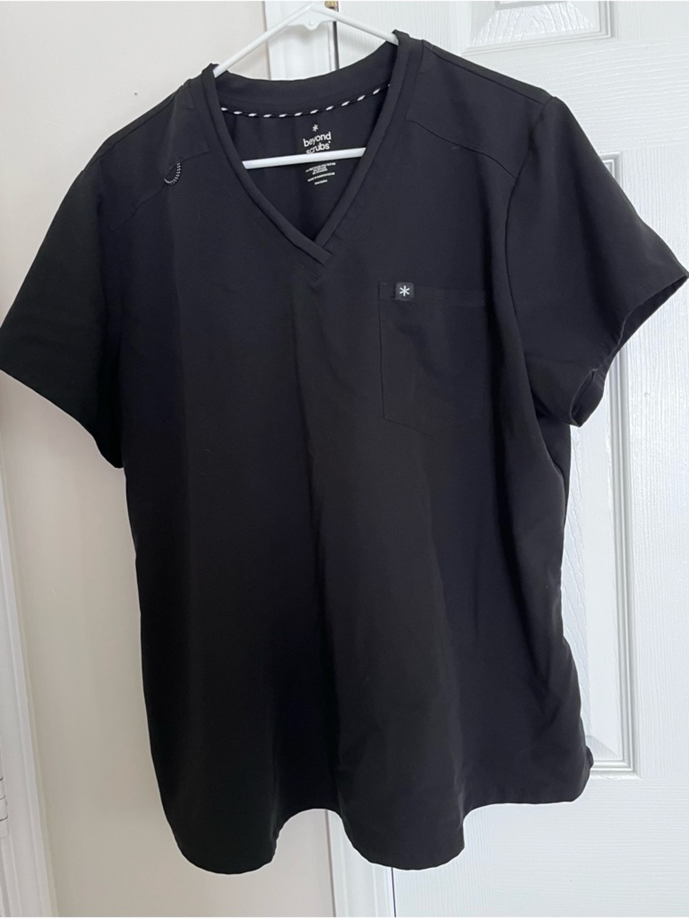 Women’s Beyond Scrubs Black Scrub Top size 2 XL